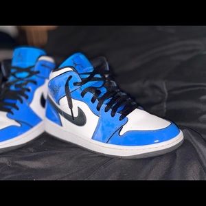 💙🤍Air Jordan 1s mid SE “Single Blue”